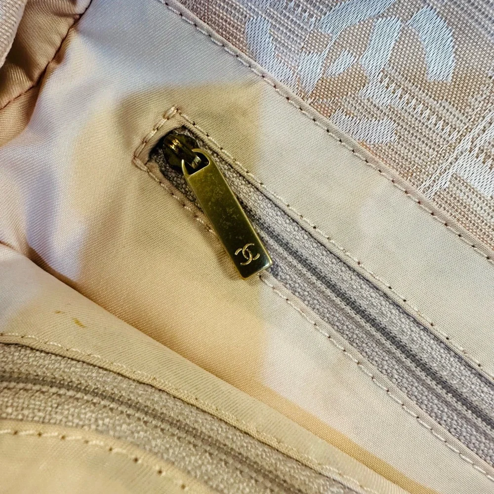 CHANEL Gray Beige Travel Bag with Geometric Design - Picture 9 of 16